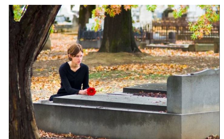 Dva meseca je na grobu muža viđala TUĐE cveće: Pomislila da je imao ljubavnicu, pa doživela još veći ŠOK! - featured image