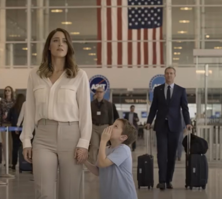 Nakon što se moj muž ukrcao na avion za poslovni put, moj šestogodišnji sin me je povukao za ruku i šapnuo: „Mama… ne smemo da se vratimo kući. Jutros sam čuo tatu na telefonu. Pričao je o nama — i nije zvučalo dobro.” - featured image Nakon što se moj muž ukrcao na avion za poslovni put, moj šestogodišnji sin me je povukao za ruku i šapnuo: „Mama… ne smemo da se vratimo kući. Jutros sam čuo tatu na telefonu. Pričao je o nama — i nije zvučalo dobro.” - featured image