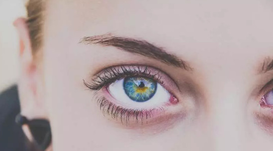 Kažu da PRVO SLOVO IMENA ODREĐUJE SUDBINU i šta vas sve čeka: Ova tabela otkriva sve - featured image