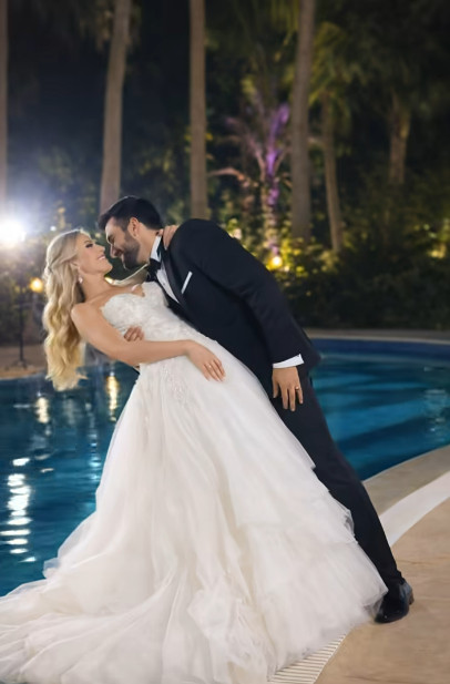 Tijekom vjenčanja mladoženja je namjerno gurnuo mladenku u fontanu, ponavljajući da je to samo šala; gosti su se smijali i snimali sve svojim telefonima, dok je mladenka plakala, ali u tom trenutku dogodilo se nešto što je sve šokiralo 😮 - featured image