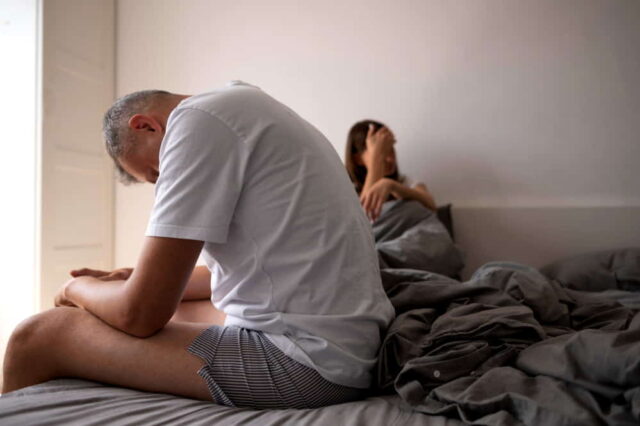 Da li muškarci poslije 55-te postaju neupotrebljivi ženama u krevetu: Evo kada muškarac zaista počinje slabiti - featured image