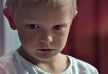 RANI ZNAKOVI AUTIZMA KOJE RODITELJI NE PREPOZNAJU NA VRIJEME: Sve počinje s ovim svakodnevnim rutinama RANI ZNAKOVI AUTIZMA KOJE RODITELJI NE PREPOZNAJU NA VRIJEME: Sve počinje s ovim svakodnevnim rutinama - featured image