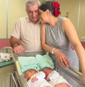 Nakon 20 godina čekanja, napokon su dobili blizance… ali kada je liječnik vidio znak na rukama beba, svi su se zaledili 😱💔👇 Nakon 20 godina čekanja, napokon su dobili blizance… ali kada je liječnik vidio znak na rukama beba, svi su se zaledili 😱💔👇 - featured image