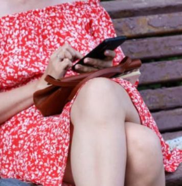 Šta znači ako stalno mrdate nogom dok sedite: Psiholozi kažu da ovo otkriva više nego što mislite Šta znači ako stalno mrdate nogom dok sedite: Psiholozi kažu da ovo otkriva više nego što mislite - featured image