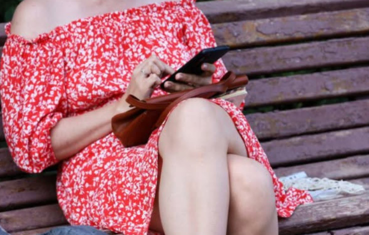 Šta znači ako stalno mrdate nogom dok sedite: Psiholozi kažu da ovo otkriva više nego što mislite - featured image Šta znači ako stalno mrdate nogom dok sedite: Psiholozi kažu da ovo otkriva više nego što mislite - featured image