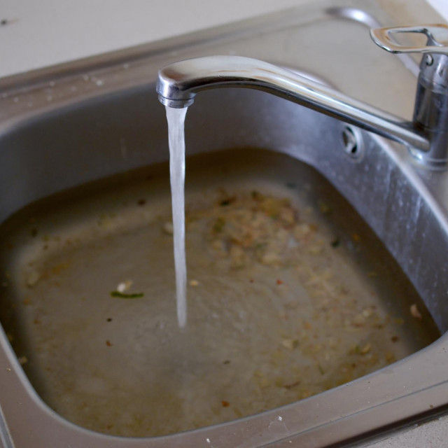 Jednostavan kućni trik za zapušen odvod: plastična kesa, topla voda i malo pritiska - featured image Jednostavan kućni trik za zapušen odvod: plastična kesa, topla voda i malo pritiska - featured image