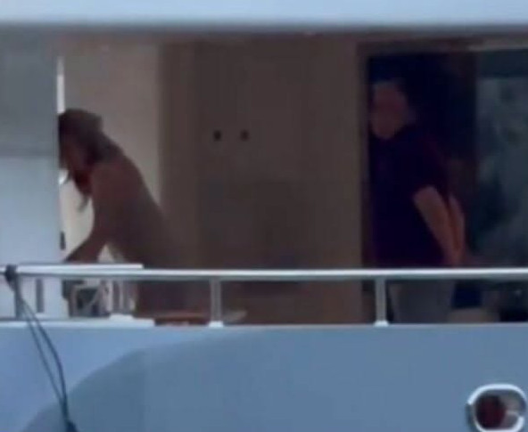 Melinu muž milioner gađao peškirom: Pojavio se šok snimak sa jahte nakon glamuroznog slavlja (Video) - featured image Melinu muž milioner gađao peškirom: Pojavio se šok snimak sa jahte nakon glamuroznog slavlja (Video) - featured image