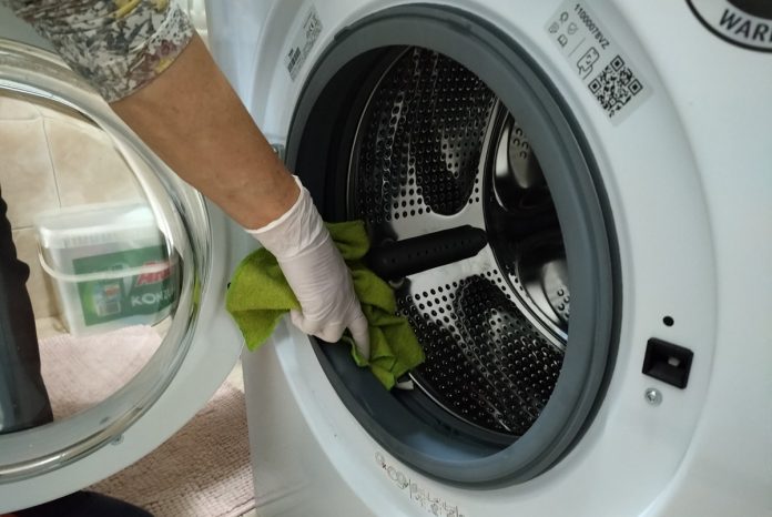 OVA stvar je izvukla svu prljavštinu, kamenac i buđ iz REZERVOARA u mojoj mašini za pranje veša: PETNAEST MINUTA I BIT ĆE KAO NOVA! - featured image OVA stvar je izvukla svu prljavštinu, kamenac i buđ iz REZERVOARA u mojoj mašini za pranje veša: PETNAEST MINUTA I BIT ĆE KAO NOVA! - featured image