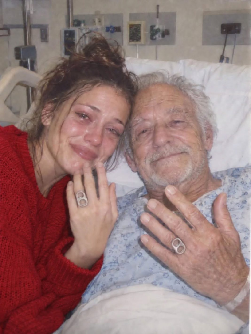 Udala sam se za neznanca iz bolničke čekaonice kako ne bi umro sam — nakon našeg jednotjednog braka njegov mi je odvjetnik predao njegov ruksak i rekao: „Želio je da saznaš istinu.“ - featured image