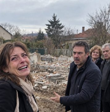 Moj muž je mislio da će rušenjem roditeljske kuće ukloniti jedinu prepreku između sebe i mog višemilijunskog nasljedstva, ali nije pročitao ostavinsku nagodbu, nije provjerio vlasništvo i nije znao da je dokument koji je koristio za rušenje pretvorio njegov plan u nešto mnogo ozbiljnije Moj muž je mislio da će rušenjem roditeljske kuće ukloniti jedinu prepreku između sebe i mog višemilijunskog nasljedstva, ali nije pročitao ostavinsku nagodbu, nije provjerio vlasništvo i nije znao da je dokument koji je koristio za rušenje pretvorio njegov plan u nešto mnogo ozbiljnije - featured image