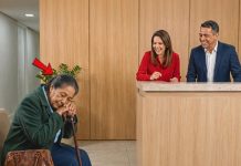 Natjerali su je da čeka na recepciji tri sata… ne shvaćajući da je upravo ona nova vlasnica. Natjerali su je da čeka na recepciji tri sata… ne shvaćajući da je upravo ona nova vlasnica. - featured image