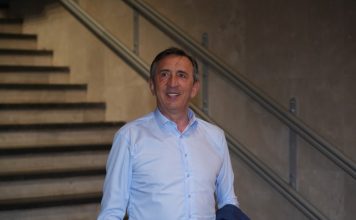Žika Jakšić osvojio srce 21 godinu mlađe Zvezde Granda! “To je prava ljubav” a može tata da joj bude Žika Jakšić osvojio srce 21 godinu mlađe Zvezde Granda! “To je prava ljubav” a može tata da joj bude - featured image