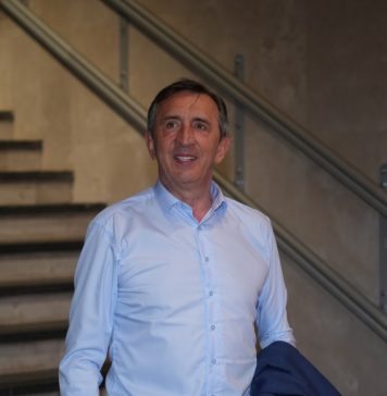 Žika Jakšić osvojio srce 21 godinu mlađe Zvezde Granda! “To je prava ljubav” a može tata da joj bude Žika Jakšić osvojio srce 21 godinu mlađe Zvezde Granda! “To je prava ljubav” a može tata da joj bude - featured image